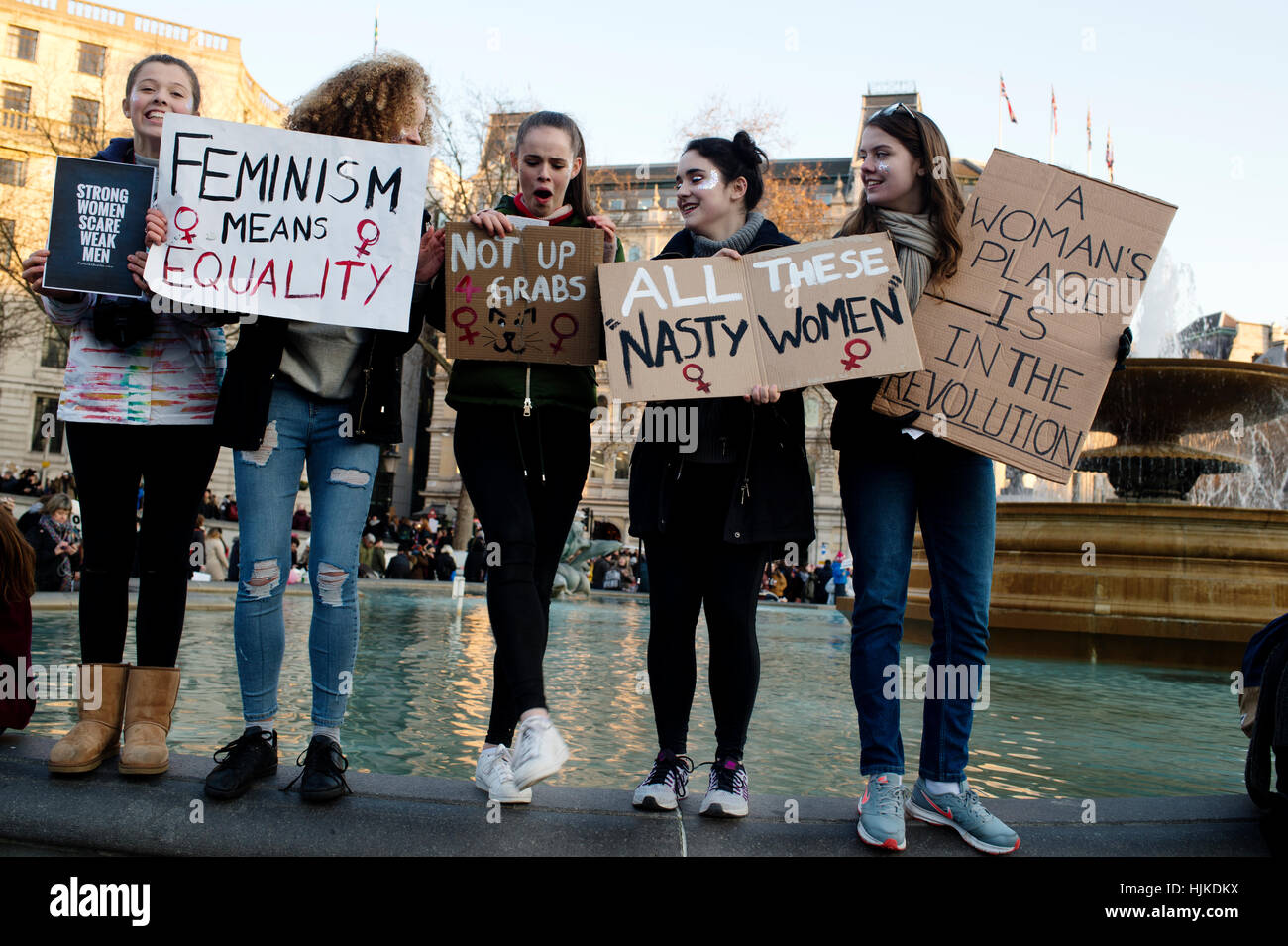 La femme Anti-Trump mars.Un groupe de jeunes femmes en provenance du Sud, posent avec leurs pancartes à Trafalgar Square. Banque D'Images