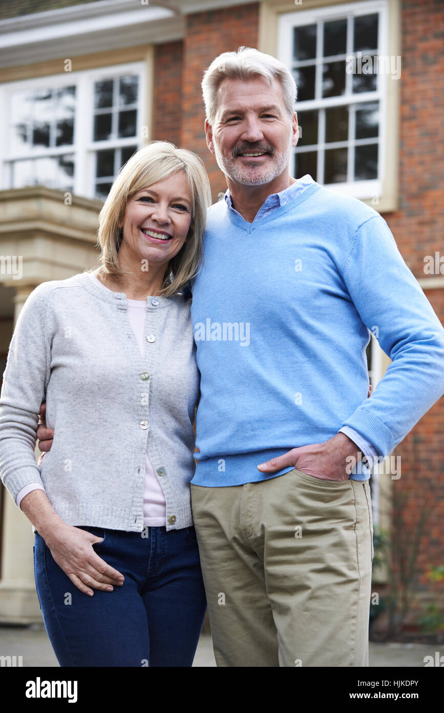 Portrait Of Mature Couple Standing Outside Home Banque D'Images