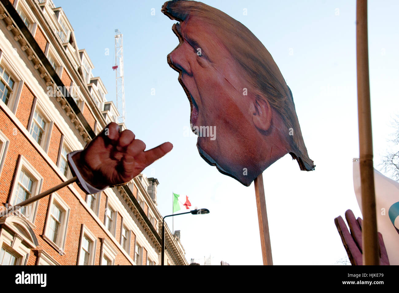 Anti-femmes, Londres mars Trump.Trump's head sur un bâton, et une de ses mains Banque D'Images
