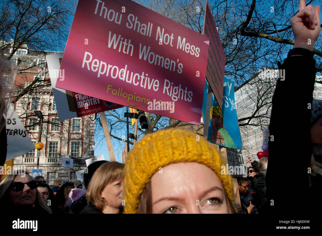 Anti-femmes, Londres. mars Trump Placard en disant 'Tu ne dois pas jouer avec les droits des femmes en la matière". Banque D'Images