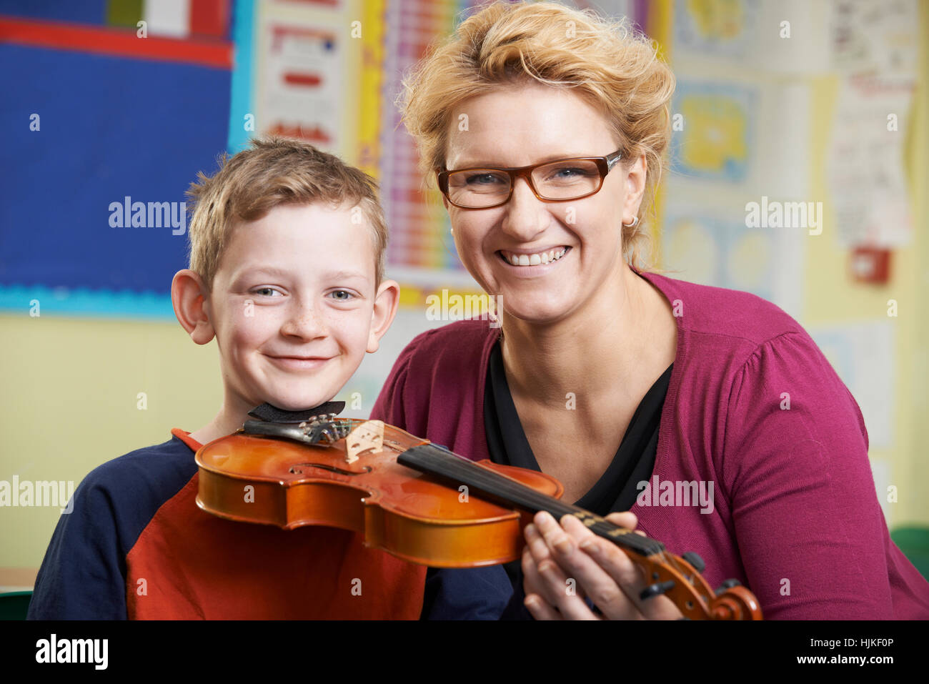 Aider l'enseignant élève mâle à jouer du violon dans la Leçon de Musique Banque D'Images