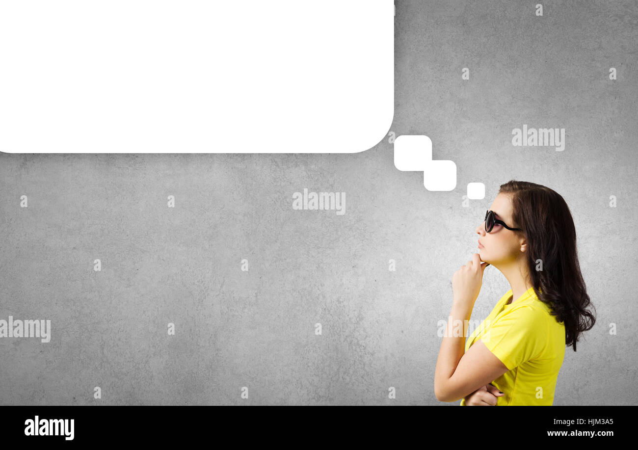 Young woman in casual avec bulle de dialogue vierge au-dessus Banque D'Images