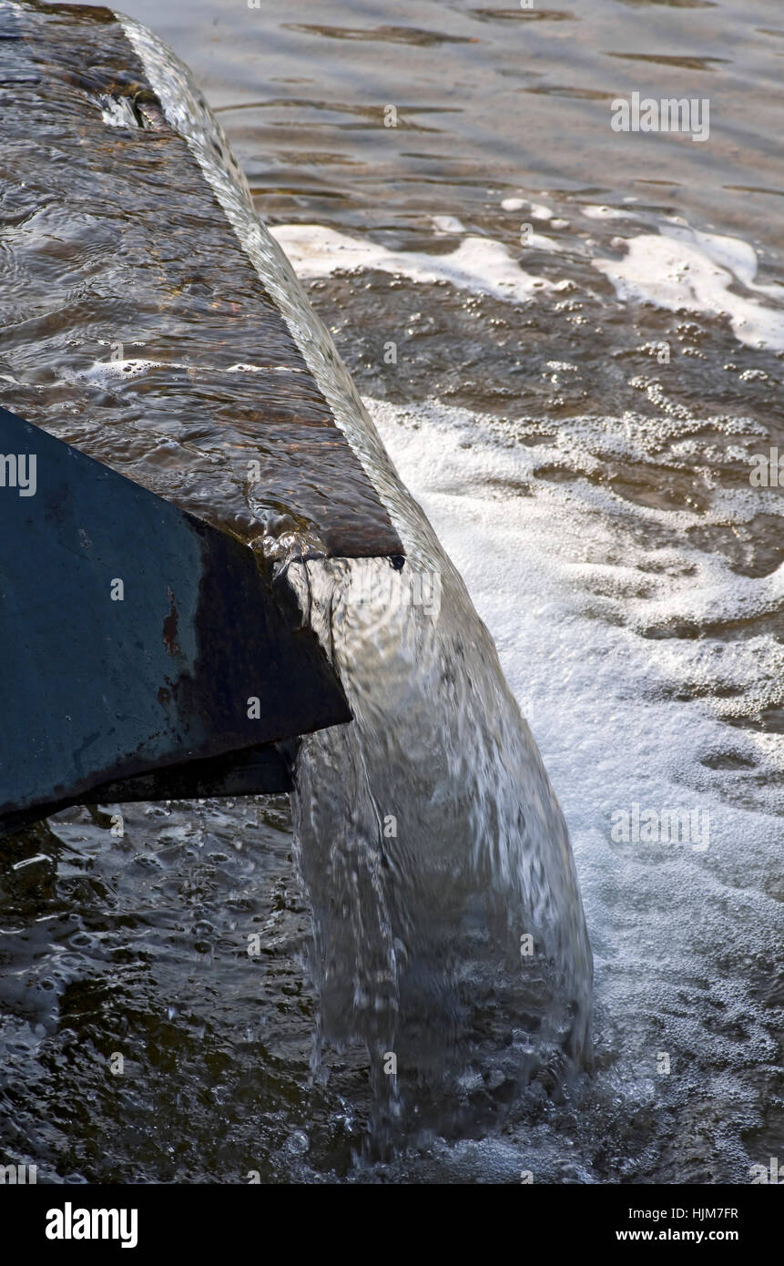 Chute d'eau, le métal, l'eau douce, étang, l'eau, vidanger, mousse, cascade, metal, humides, Banque D'Images