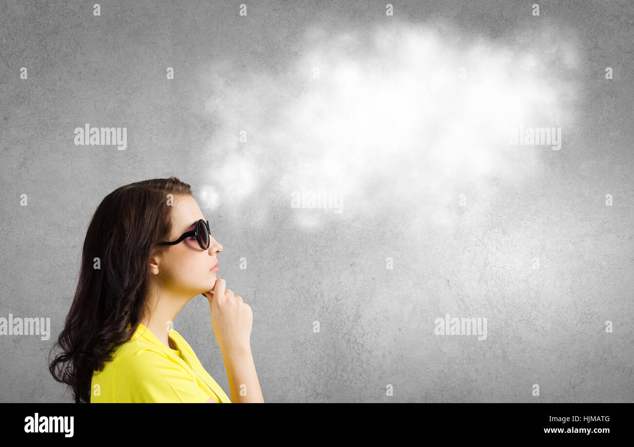 Young woman in casual avec bulle de dialogue vierge au-dessus Banque D'Images