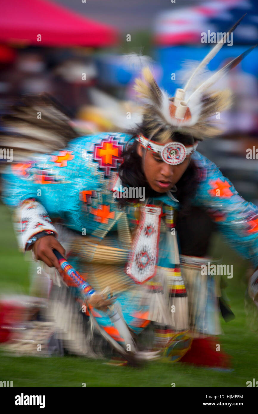 Jeune homme la danse de regalia, Pi-Ume-Sha traité, la réserve indienne de Warm Springs, Oregon Banque D'Images