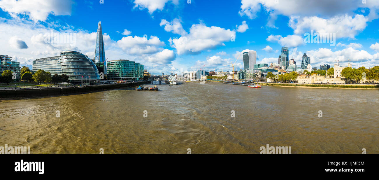 UK, Londres, vue panoramique avec l'Hôtel de Ville et de l'Écharde de Tamise et City of London Banque D'Images