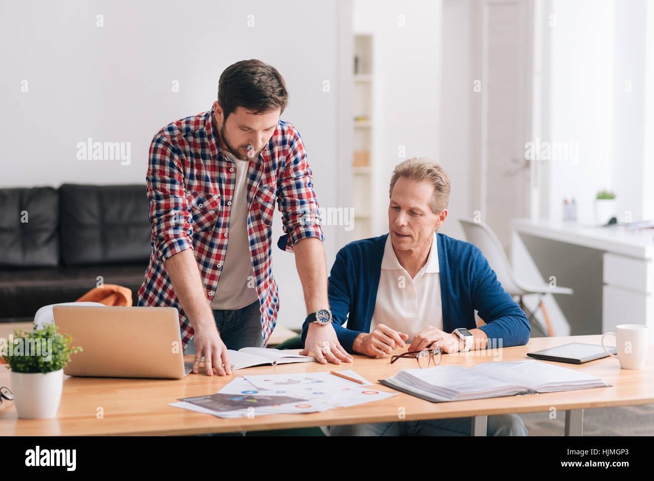 Les hommes sérieux beau discuter un projet Banque D'Images