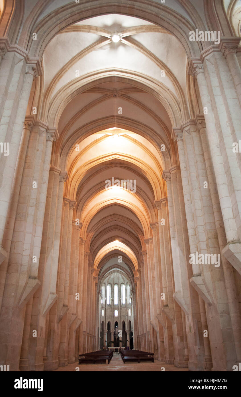 Le Portugal, le monastère catholique romaine médiévale de Alcobaça : Détails de la voûte manuéline avec vue sur la nef de l'église Banque D'Images