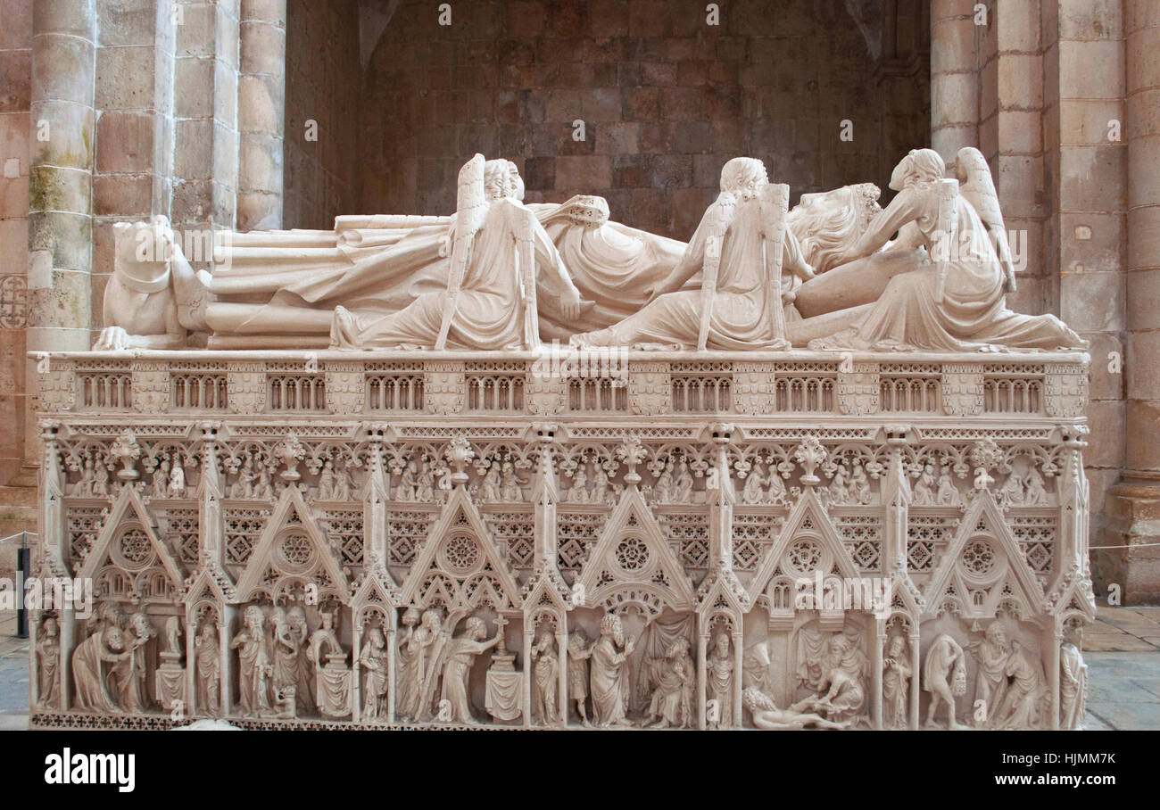 Monastère d'Alcobaça, Portugal : tombeau du roi Pedro I, qui a commandé deux tombes gothique pour lui et sa maîtresse Inès de Castro Banque D'Images