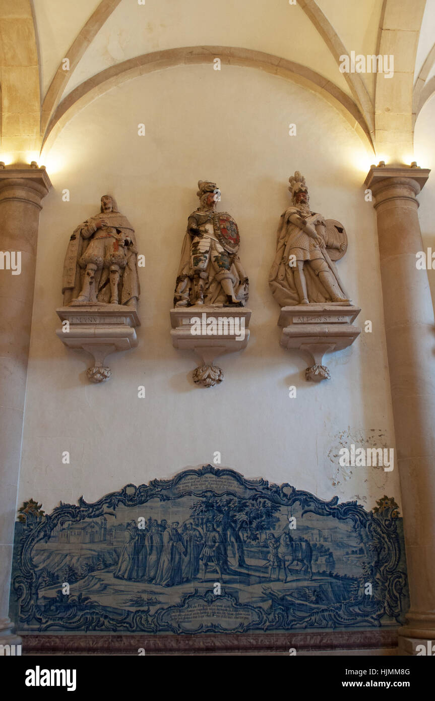 Le Portugal, monastère de Alcobaça : la salle des rois, avec une série de 17e et 18e siècle statues des rois de Portugal Banque D'Images