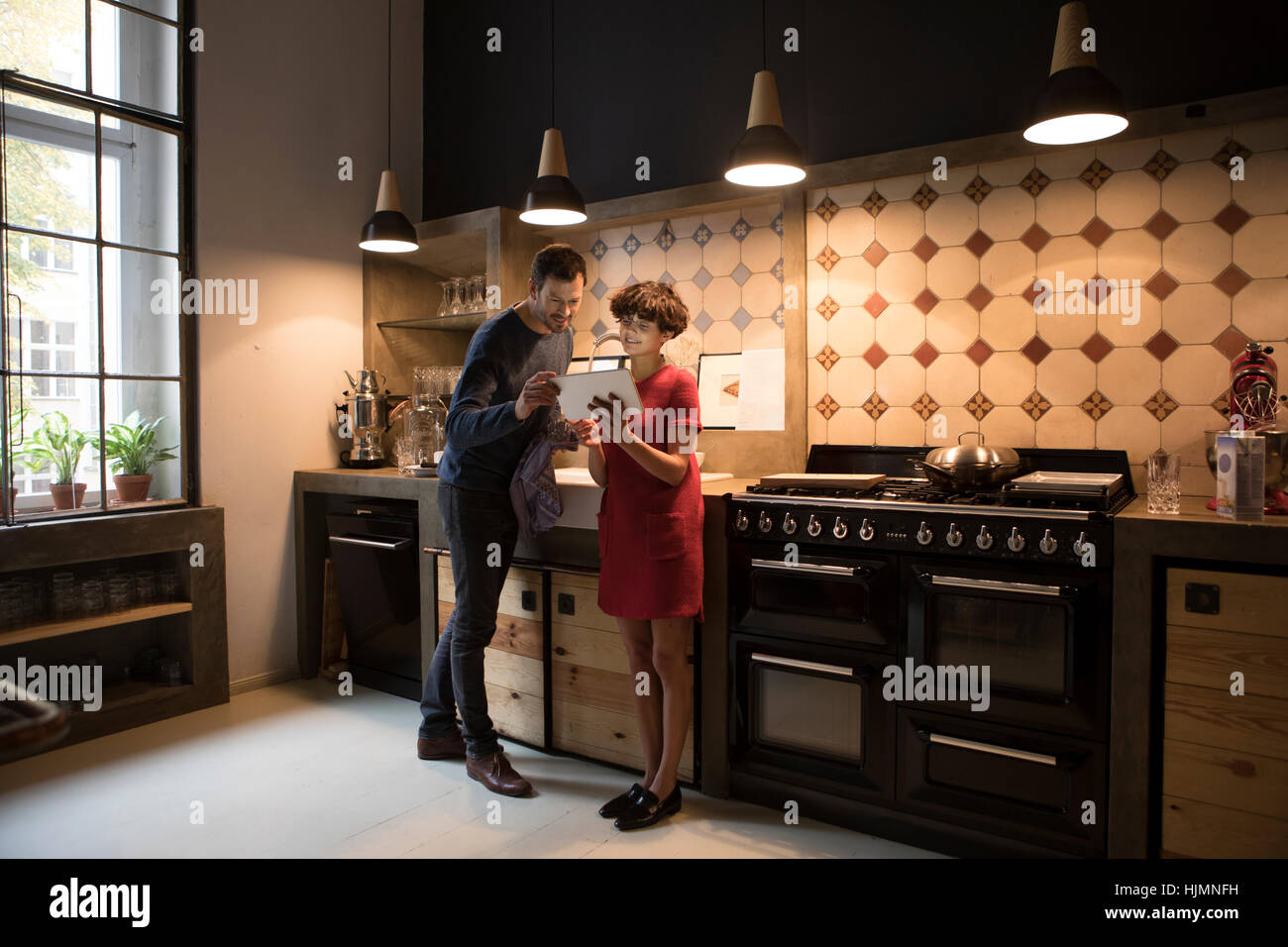 Couple dans la cuisine à la tablette à Banque D'Images