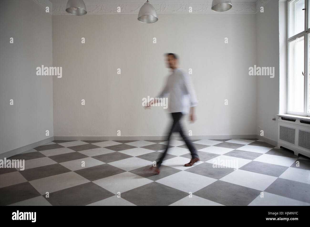Man crossing salle vide d'un appartement Banque D'Images