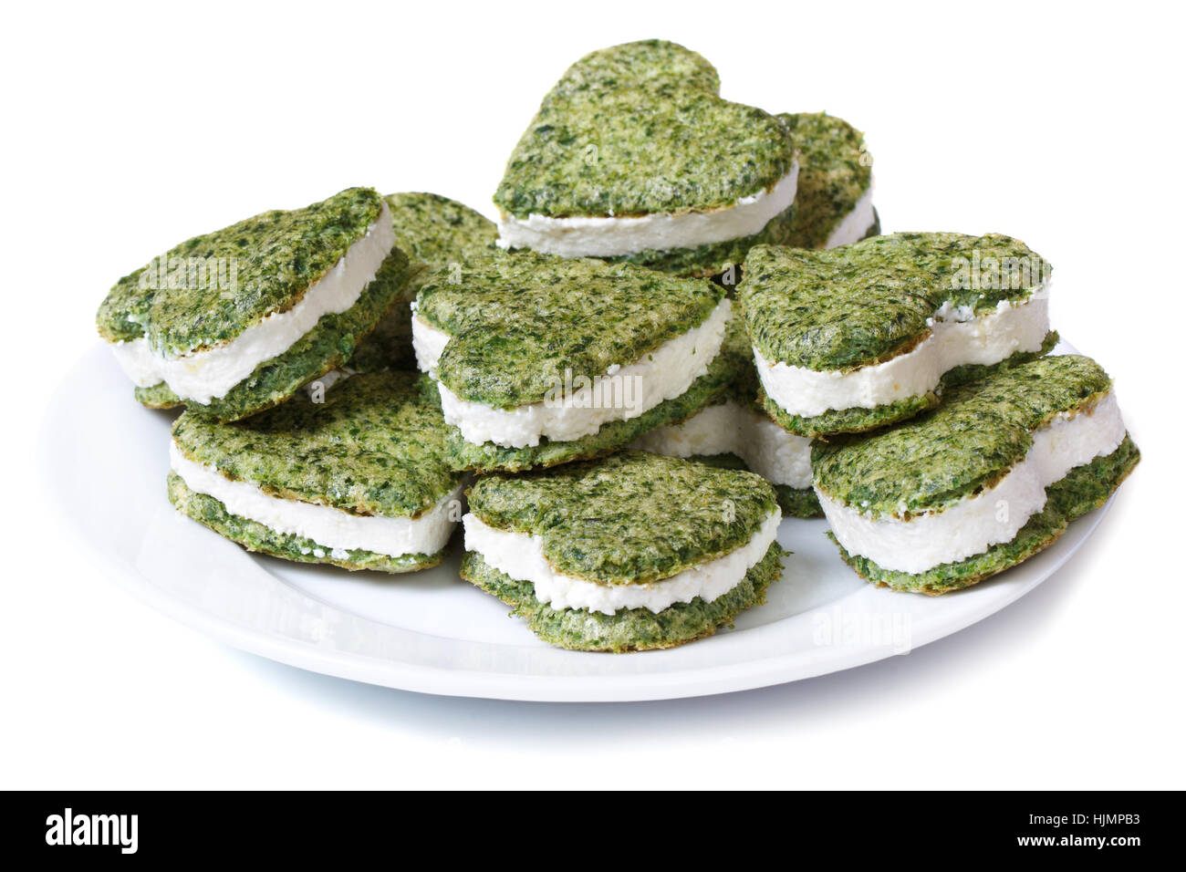 Maison de vacances apéritif de vert spinach pastries avec fromage à la crème en forme de cœur isolé sur fond blanc Banque D'Images