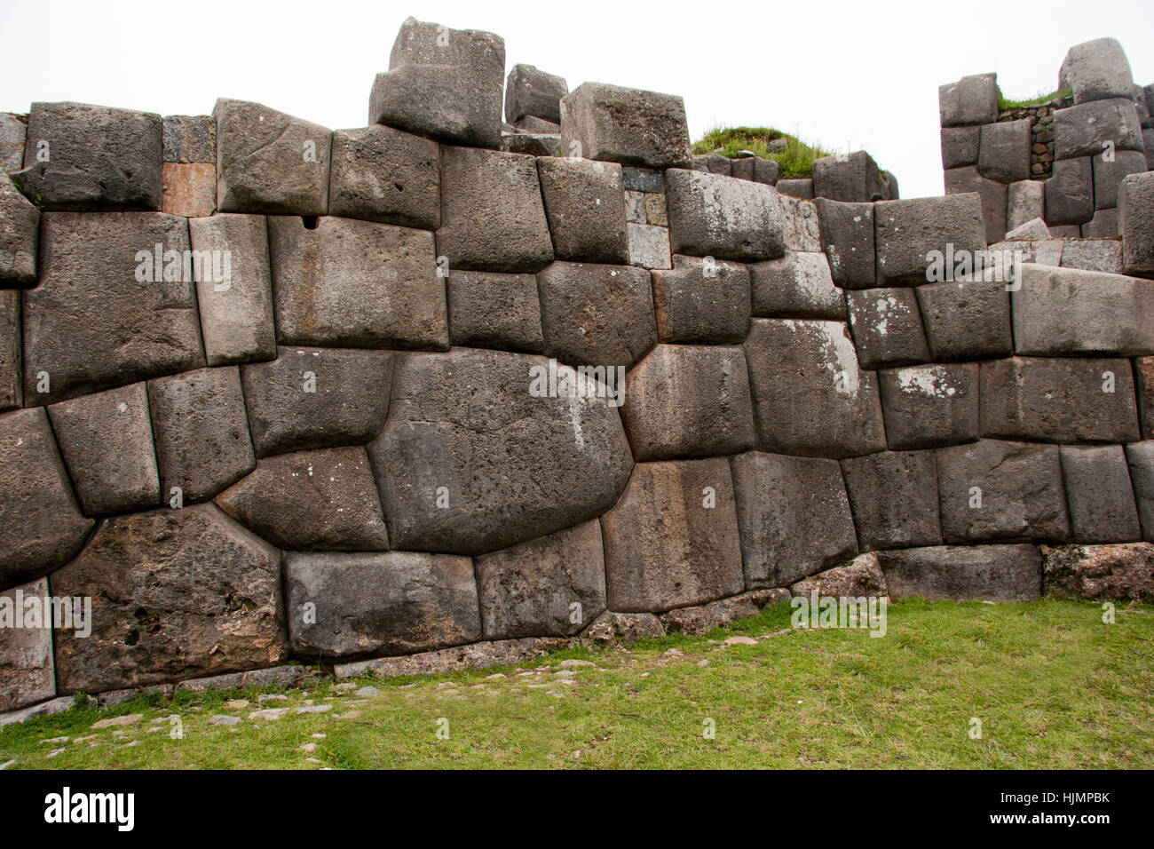 Mur de pierre construit humain sans utiliser de mortier. Pas de fissure entre le raccord en pierre parfaitement et chaque pierre s'adapte parfaitement à l'Othe Banque D'Images