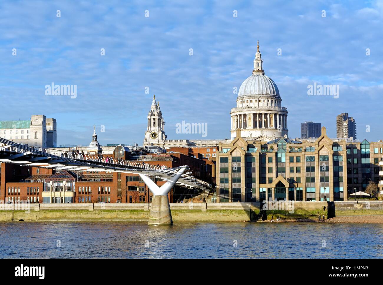 La cathédrale St.Pauls Tamise et Millennium Bridge London UK Banque D'Images