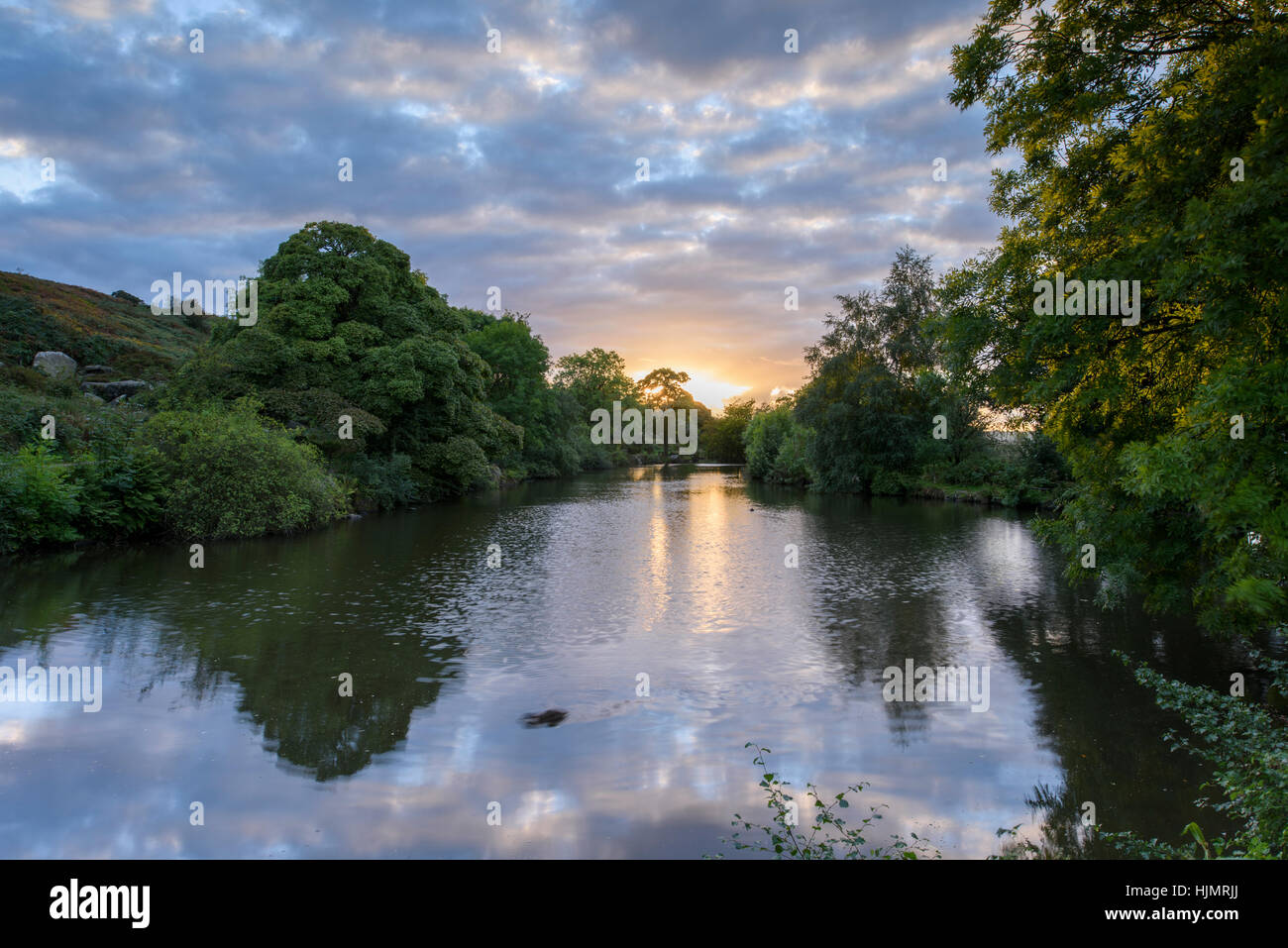 Scène pittoresque avec sky reflète dans l'eau d'Ilkley Tarn sur la fin de l'été un soir au coucher du soleil - West Yorkshire, Angleterre. Banque D'Images