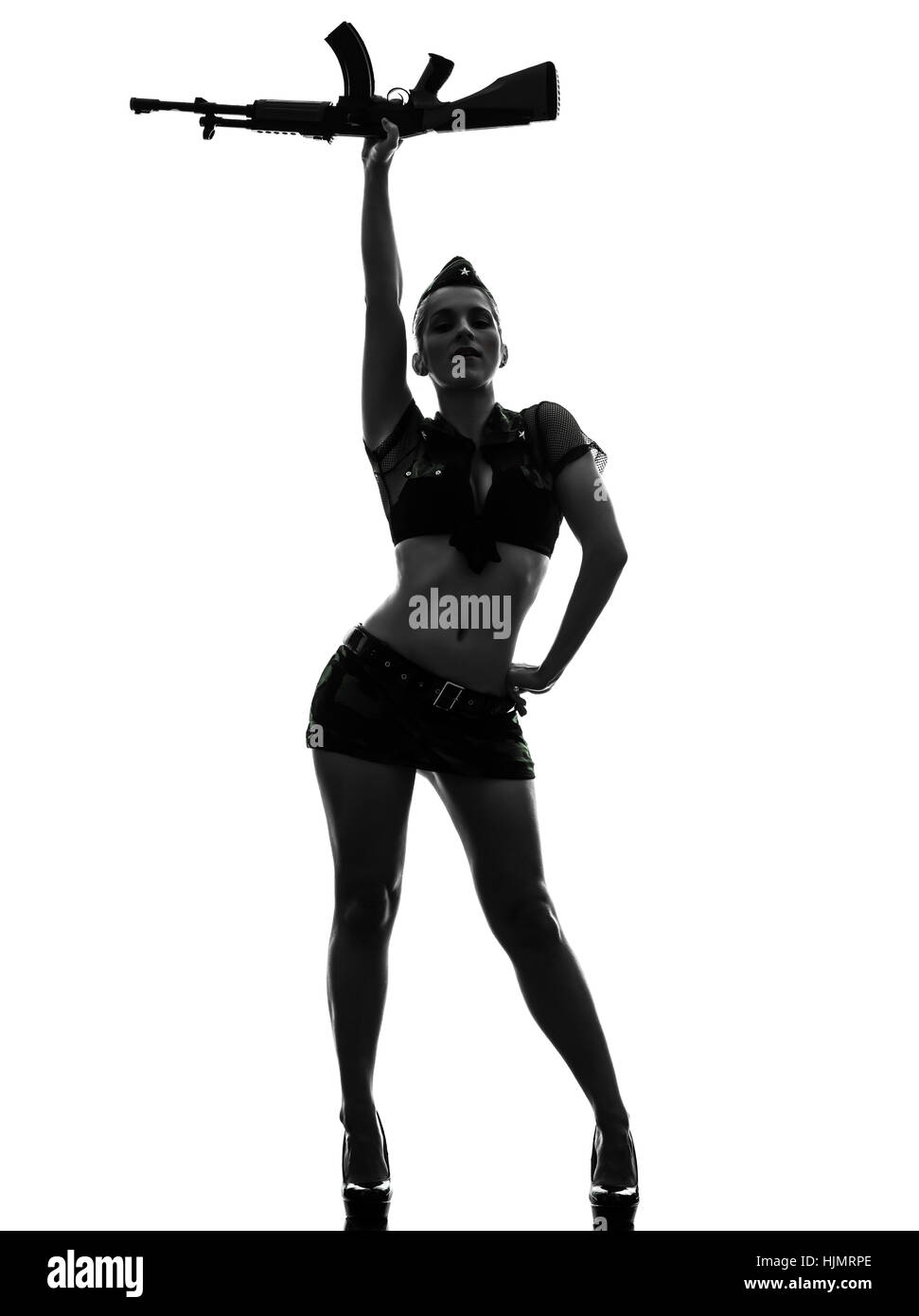 Un portrait femme sexy en uniforme de l'Armée de salut militaire avec kalachnikov en silhouette studio isolé sur fond blanc Banque D'Images