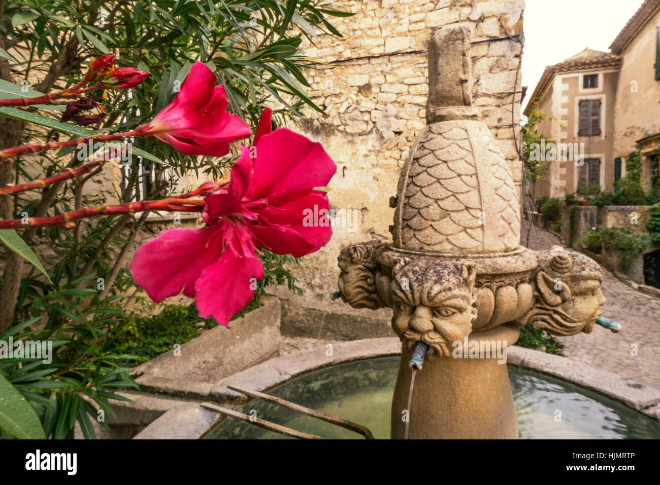 La fontaine des Mascarons, fontaine en pierre dans village historique du 15ème siècle, Séguret, Vaucluse, Provence, France Banque D'Images