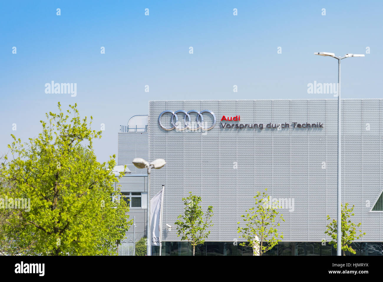 Nouveau bâtiment moderne du centre de formation allemand Audi avec inscription "avantage grâce à la technologie' Banque D'Images