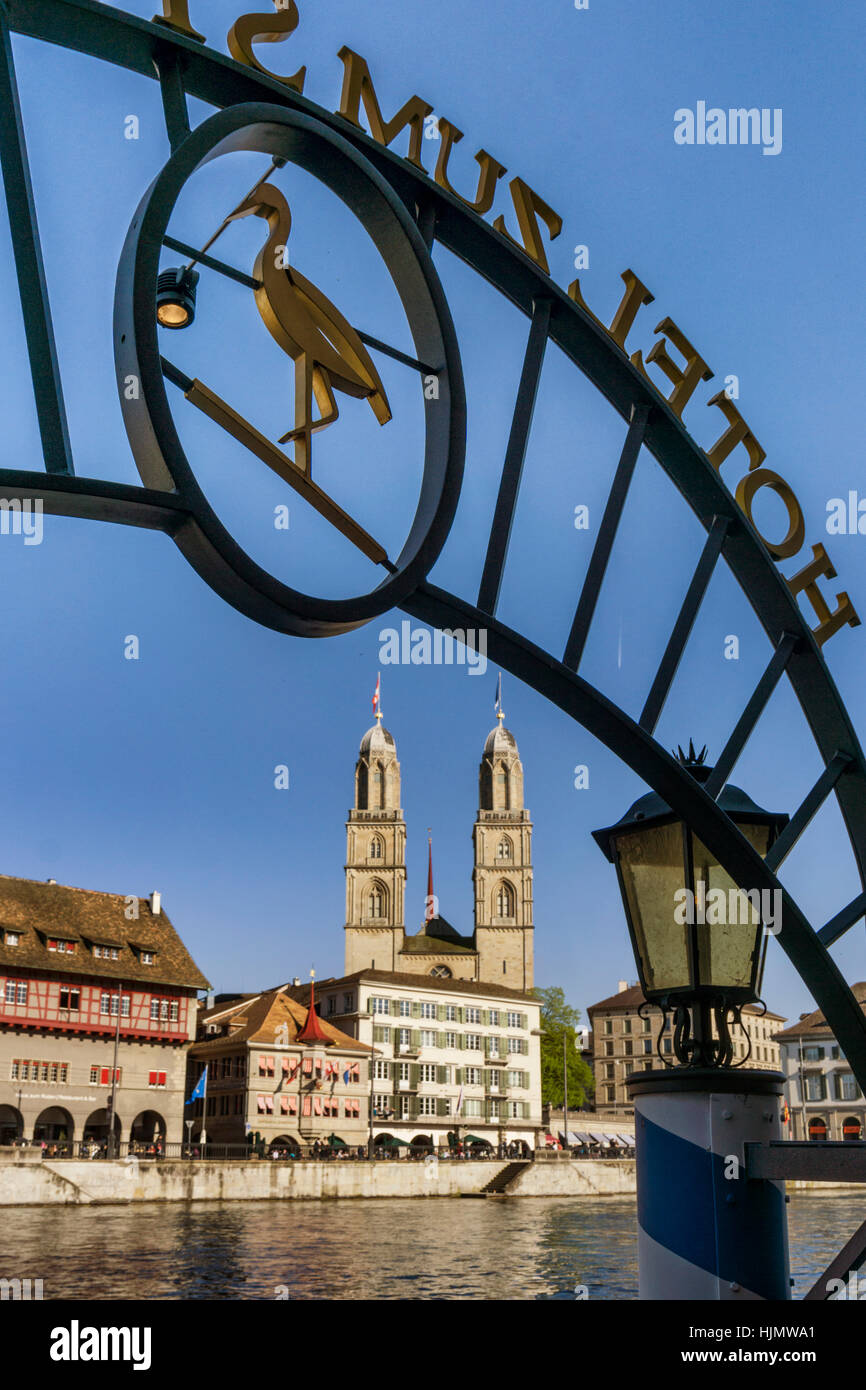 Pier Hotel Storchen , Limmat, Grossmunster, cathédrale , Zurich, Suisse Banque D'Images