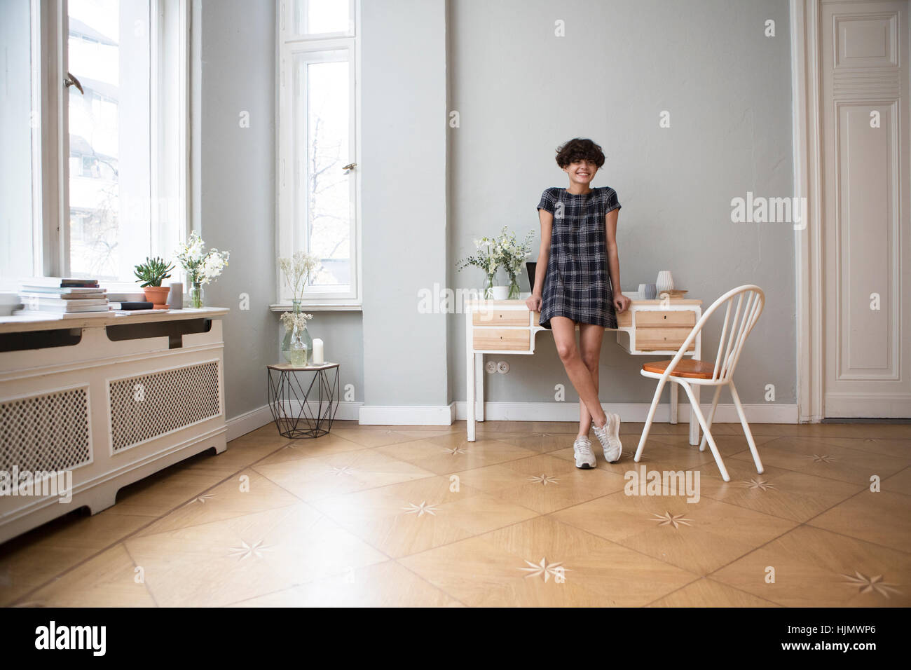 Portrait of happy young woman at home Banque D'Images