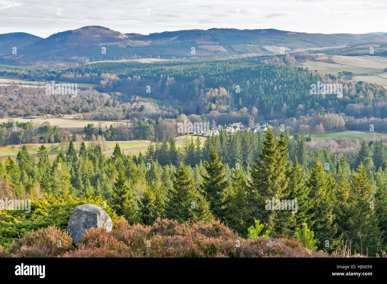 CAIRNS BALMORAL BALMORAL ESTATE CRATHIE L'ACHAT CAIRN VUE DEPUIS LE CAIRN SUR LE BALMORAL ESTATE ET MAISONS Banque D'Images