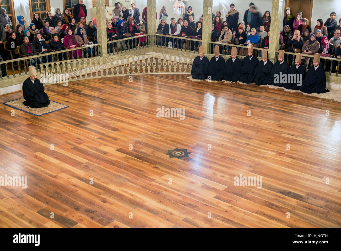 Istanbul, Turquie - 6 janvier 2016 : touristes regarder Cérémonie à Sema Mevlevihanesi Yenikapi, Istanbul, Turquie le 6 janvier 2016 Banque D'Images