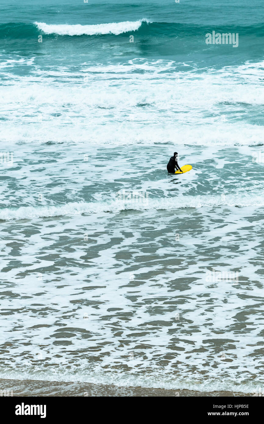 Le surf au Watergate, Cornwall. Banque D'Images