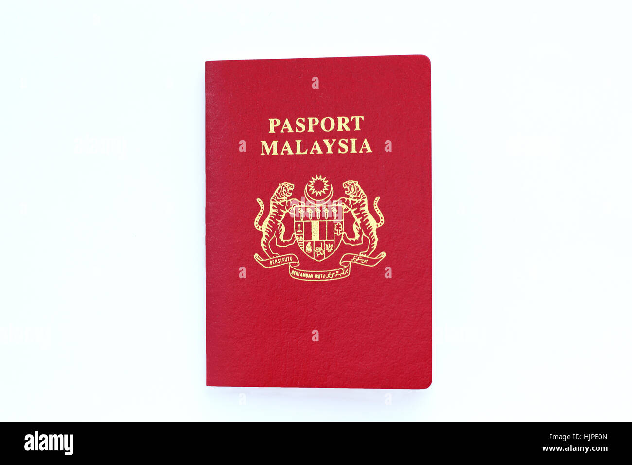 Close up de passeport malaisien contre isolé sur fond blanc Banque D'Images
