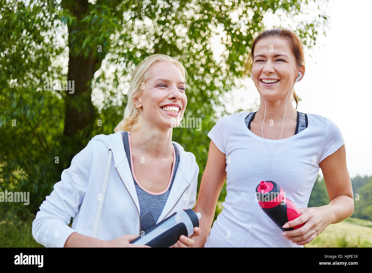 Deux femmes sportive de rire après la formation de remise en forme Banque D'Images