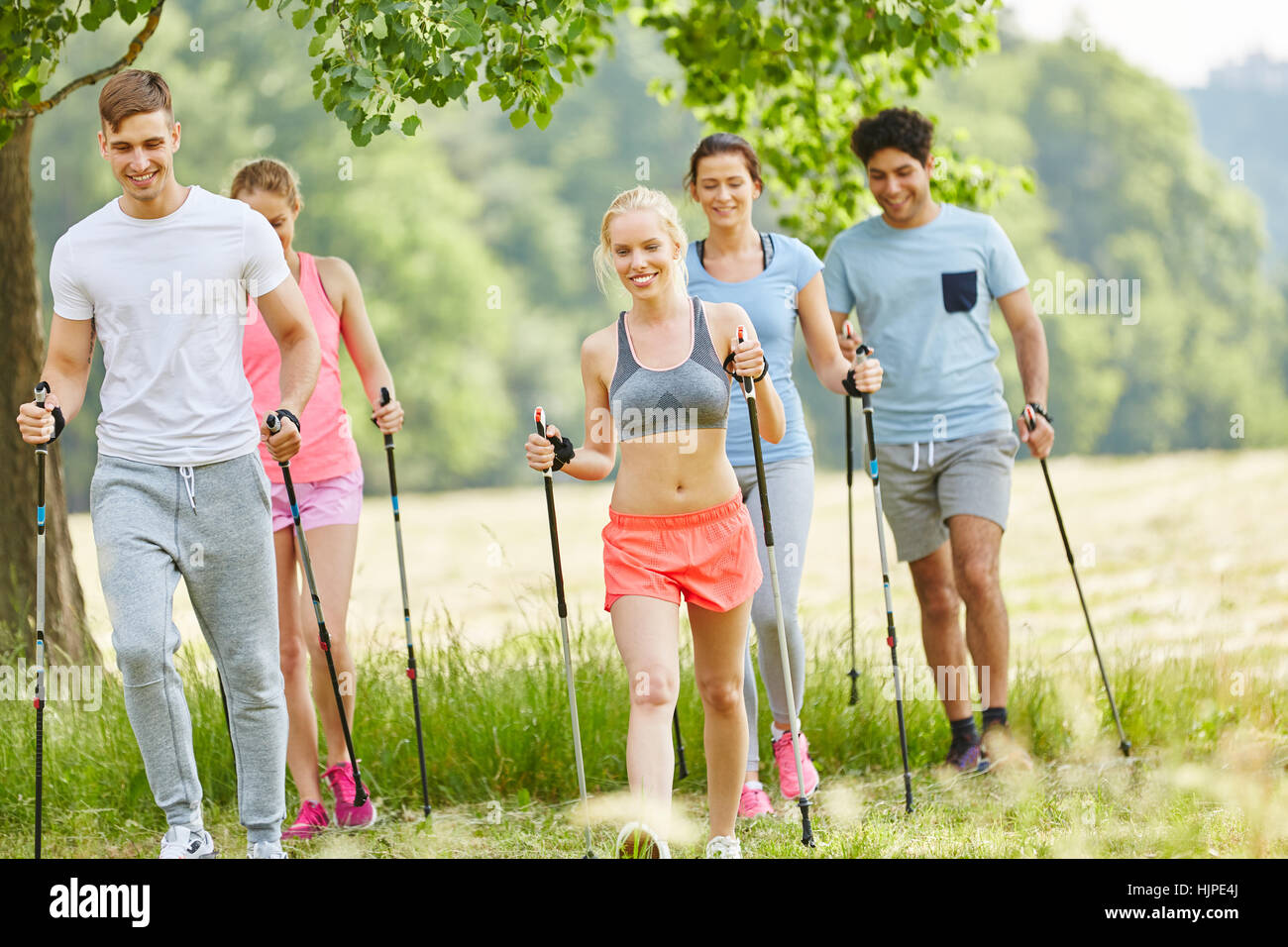 Les amis de marche nordique comme sport populaire en groupe de remise en forme Banque D'Images