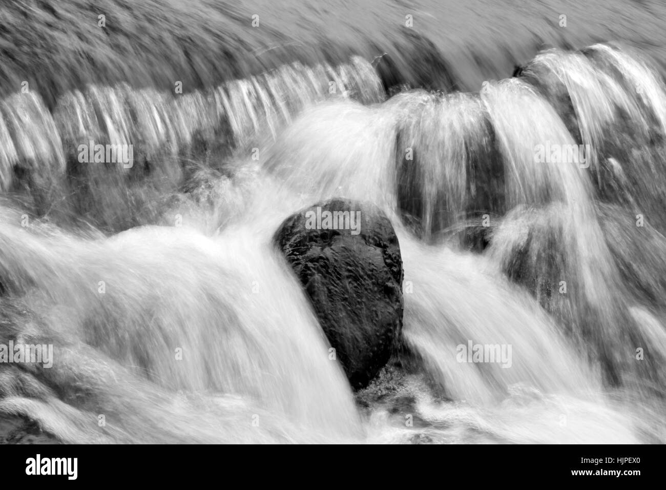 Courant Rapide de ruisseau de montagne et rochers Banque D'Images