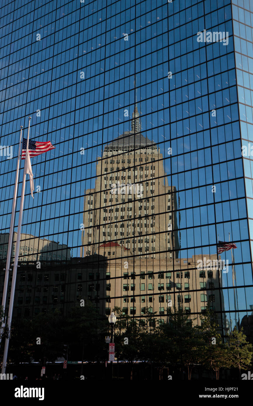 Le bâtiment de Berkeley (également connu sous le nom de l'ancien John Hancock Building) reflète dans Boston, Massachusetts, United States. Banque D'Images