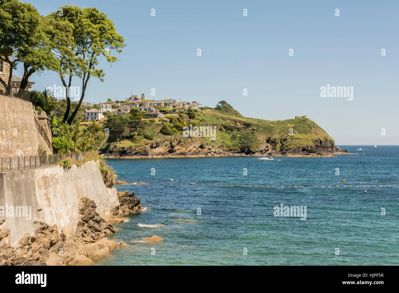 En regardant de ReadyMoney Cove jusqu'à l'endroit où la rivière Fowey rencontre la Manche - près de Fowey, dans le sud des Cornouailles, en Angleterre. Banque D'Images