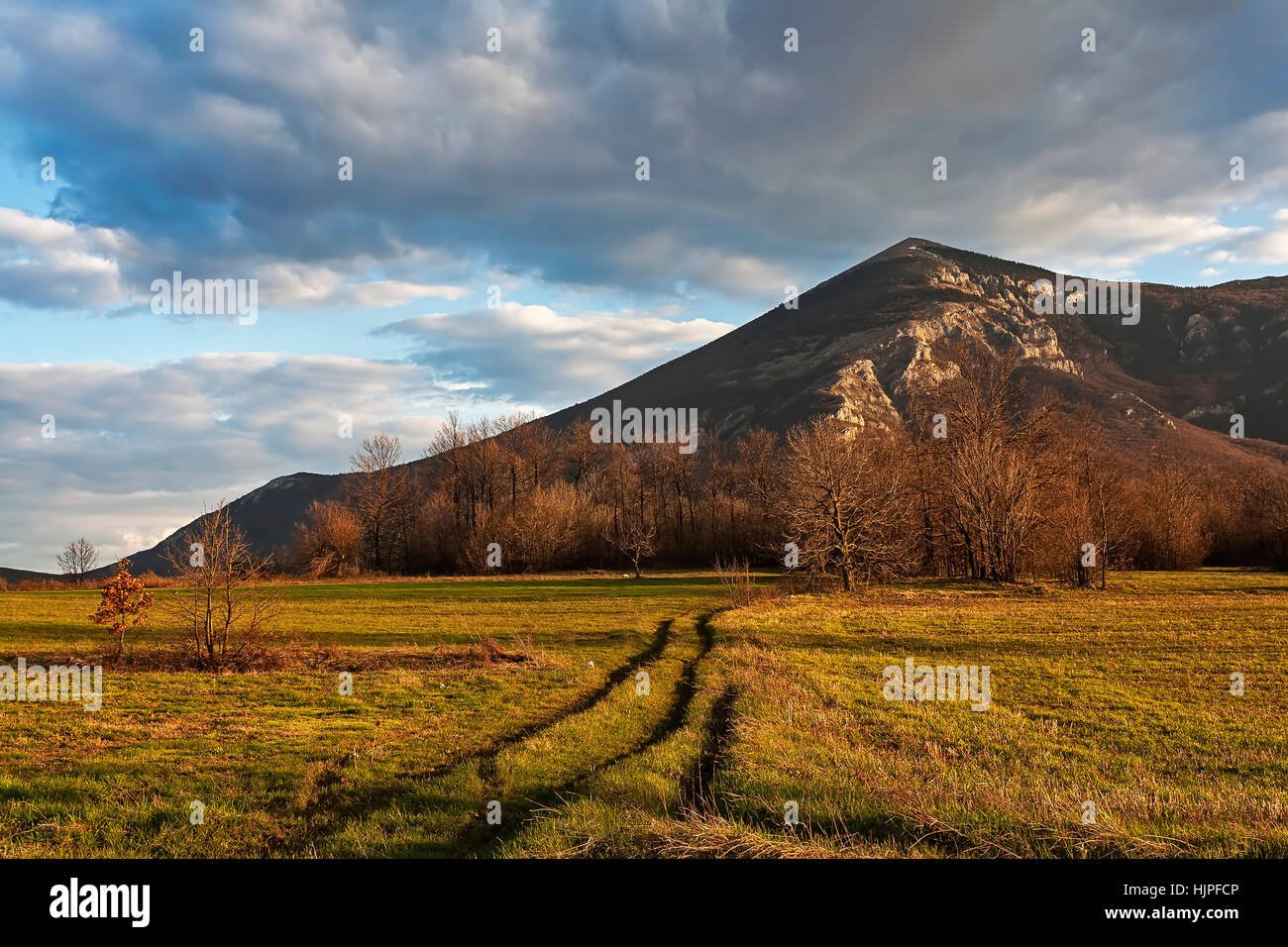 Rtanj Mountain au coucher du soleil avec ciel nuageux Banque D'Images