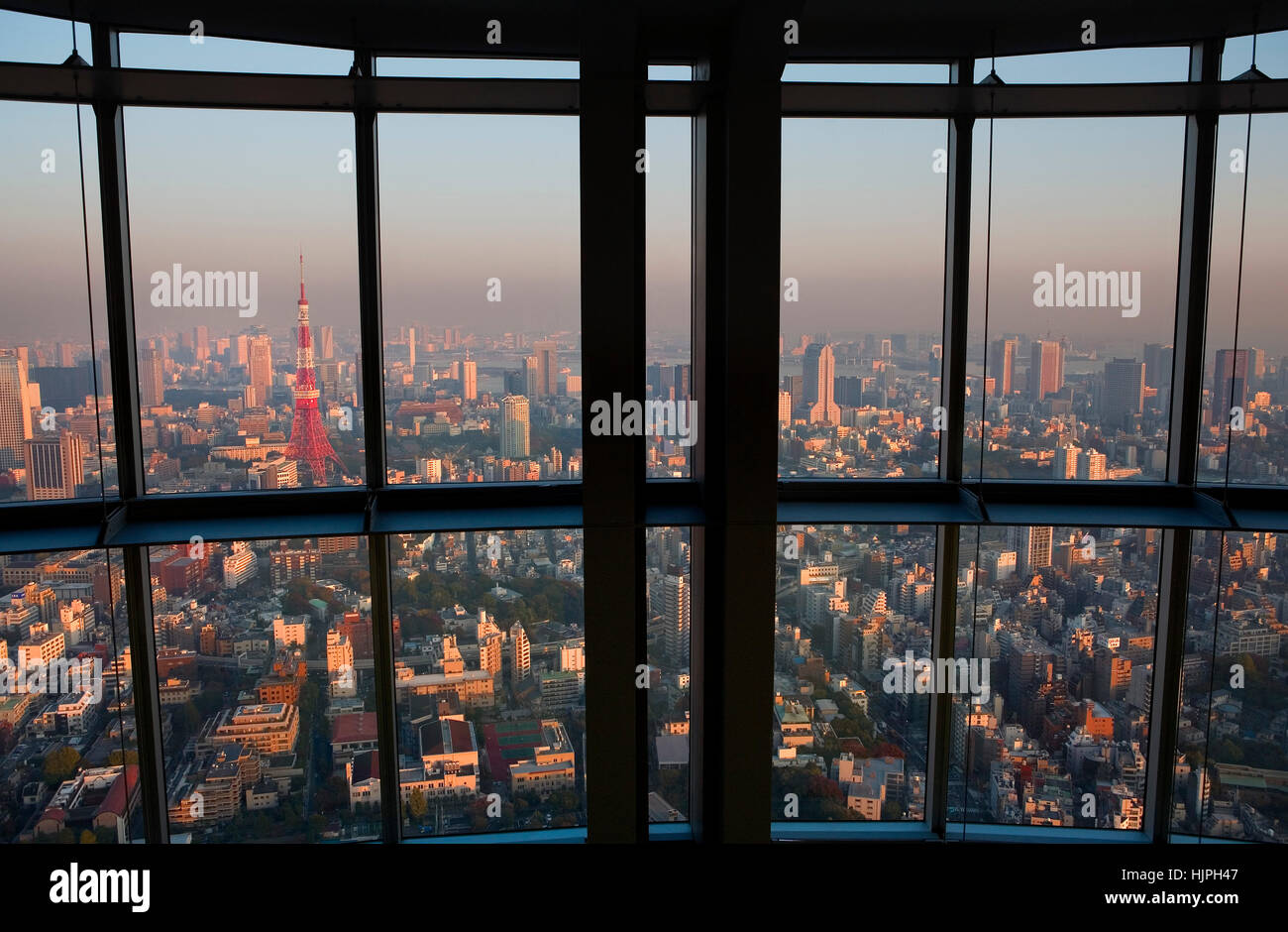 L'horizon de Tokyo. Comme vu à partir de la Tour Mori (Tokyo city view), à Roppongi Hills.Les visiteurs.La ville de Tokyo, Japon, Asie Banque D'Images