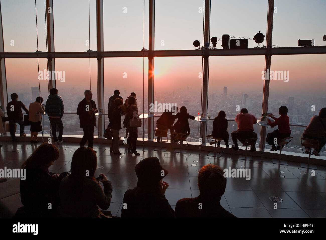 L'horizon de Tokyo. Comme vu à partir de la Tour Mori (Tokyo city view), à Roppongi Hills.Les visiteurs.La ville de Tokyo, Japon, Asie Banque D'Images