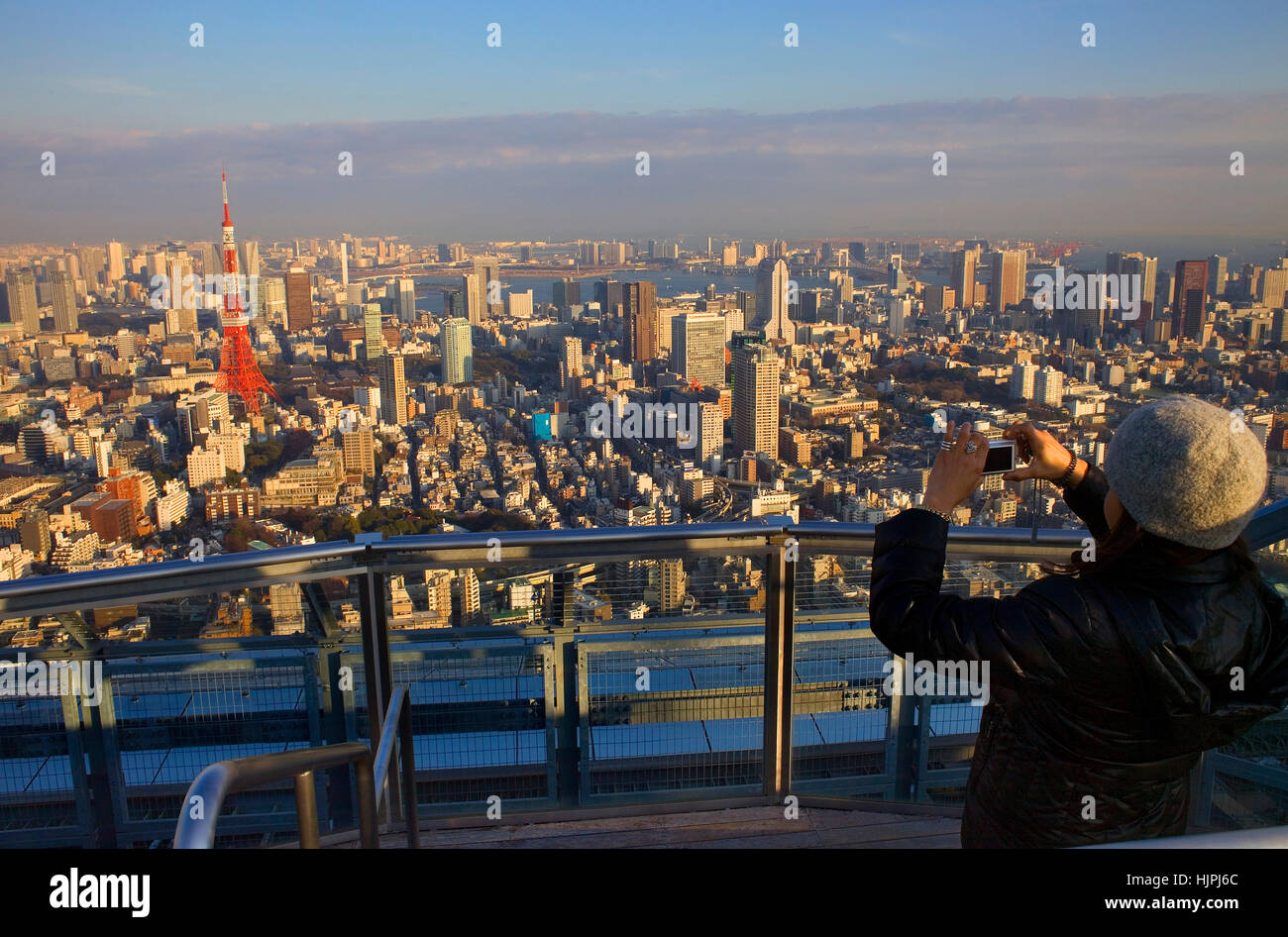 Femme, Skyline De Tokyo. Vue de la tour Mori (vue sur la ville de Tokyo), dans les collines de Roppongi.Visitors.Tokyo, Japon, Asie Banque D'Images