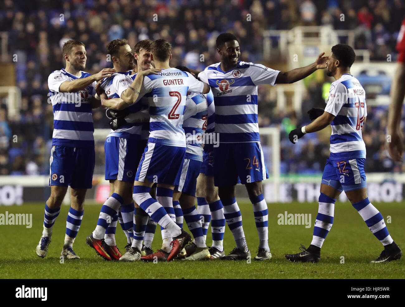 La lecture Roy Beerens (deuxième à gauche) célèbre marquant son but premier du côté du jeu avec ses coéquipiers après John Swift's de mort est enregistré au cours de la Sky Bet Championship match au stade Madejski, lecture. Banque D'Images