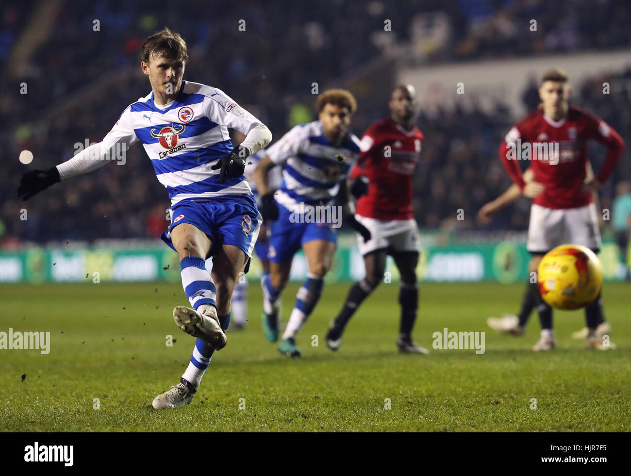 La lecture John Swift de mort est enregistré avant de Roy Beerens (pas sur la photo) le rebond au cours de la Sky Bet Championnat match au stade Madejski, lecture. Banque D'Images