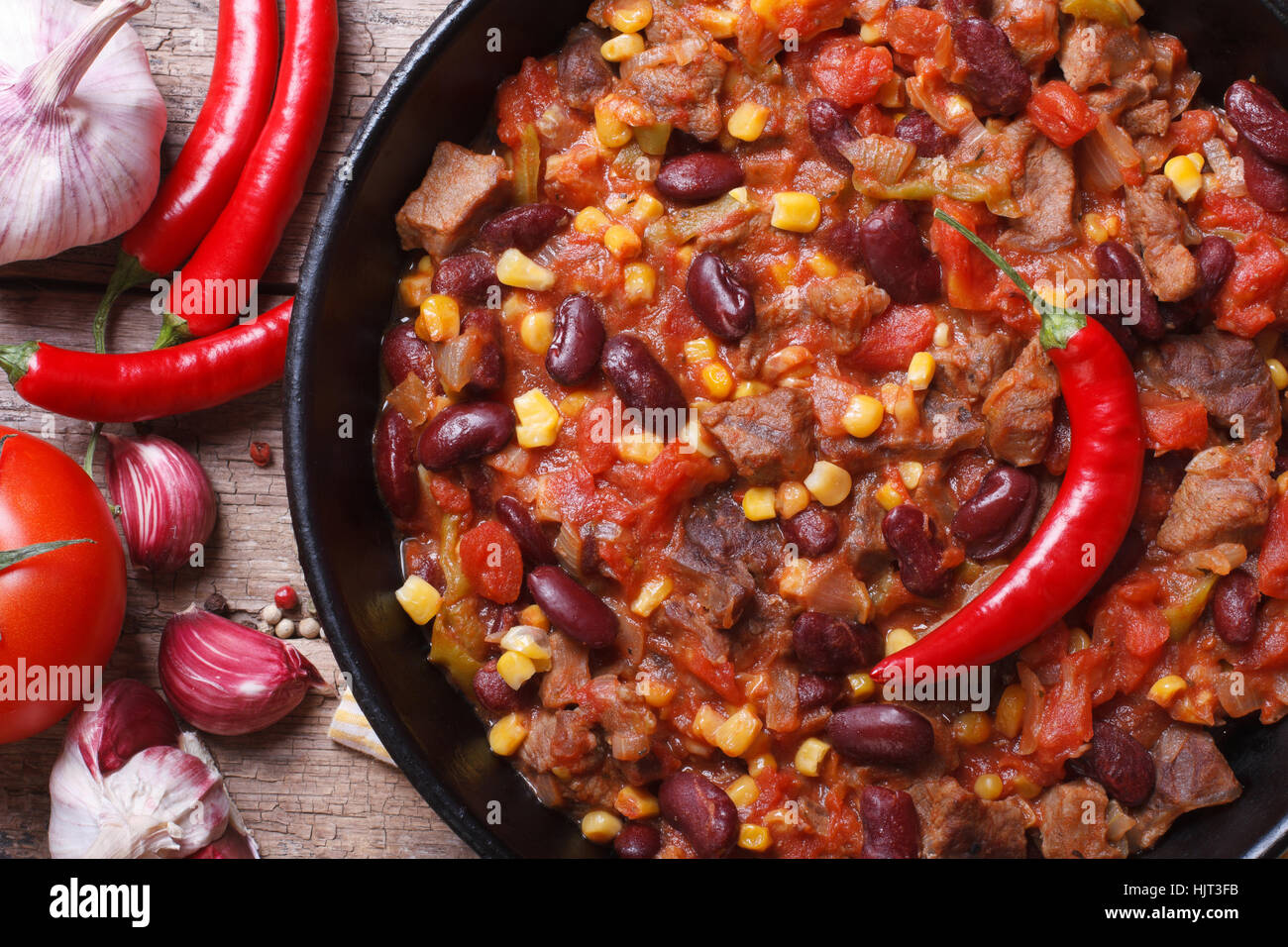 La nourriture mexicaine chili con carne ingrédients et macro vue supérieure horizontale. Banque D'Images