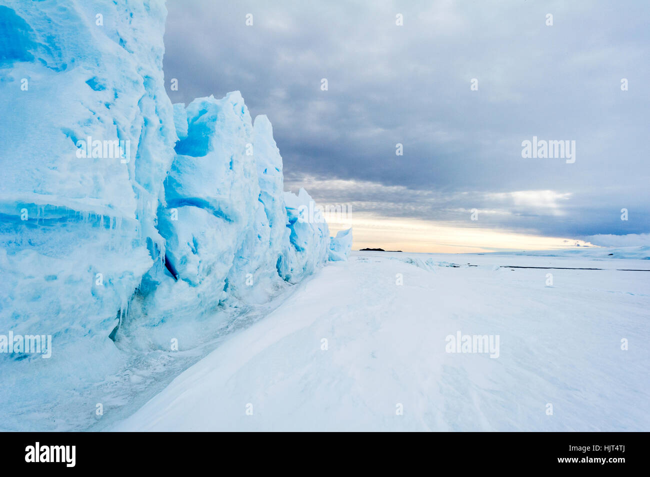 Blocs de glace fracturée skywards poussé le long des crêtes de pression dans la glace de mer. Banque D'Images