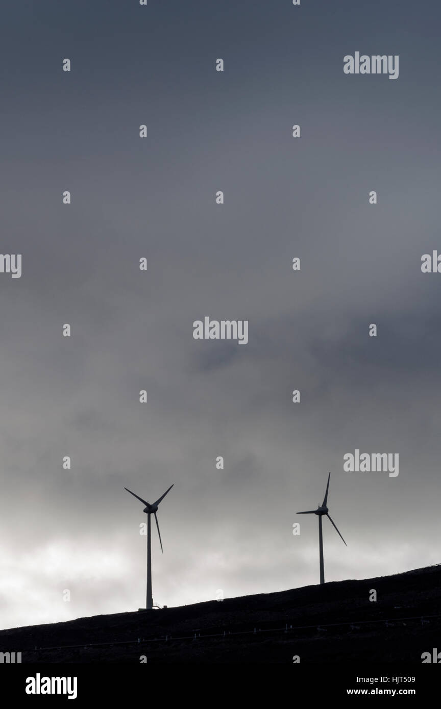 Éoliennes sur un sommet de montagne de l'électricité à une base antarctique de recherche. Banque D'Images