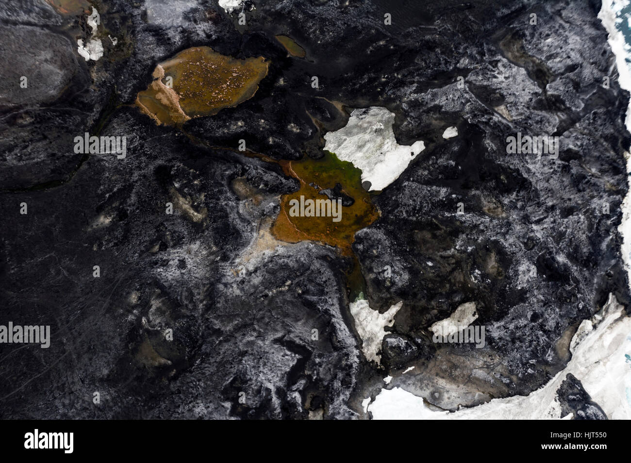 Une vue aérienne d'un paysage lunaire aride entourée de glace. Banque D'Images