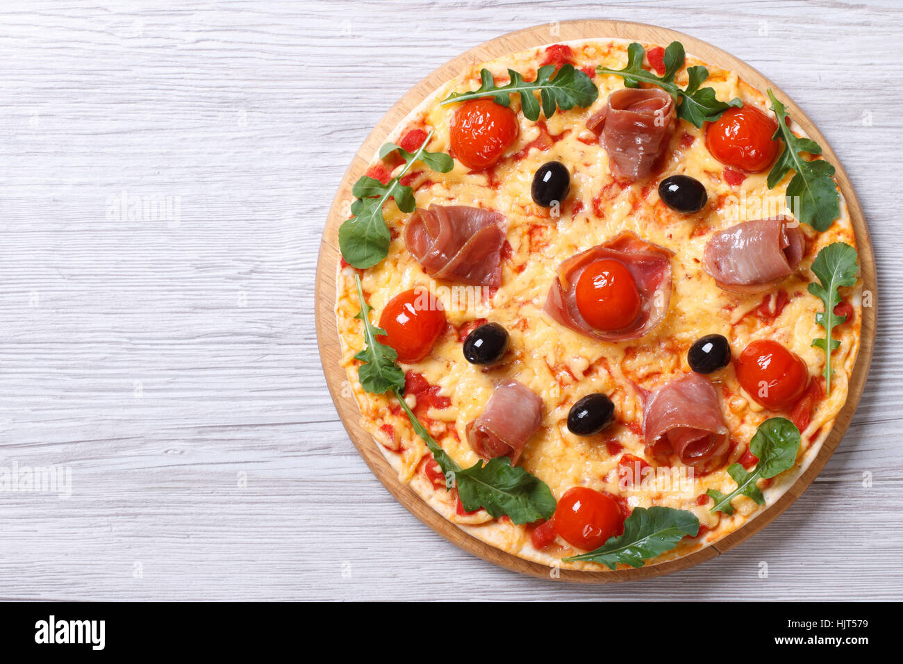 Nude Italian Pizza au prosciutto et à la roquette sur le fond en bois. Vue de dessus l'horizontale Banque D'Images