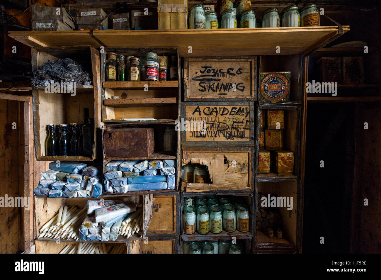 Les aliments et les fournitures de cuisine bougie dans l'explorateur de l'Antarctique Ernest Shackelton's hut. Banque D'Images