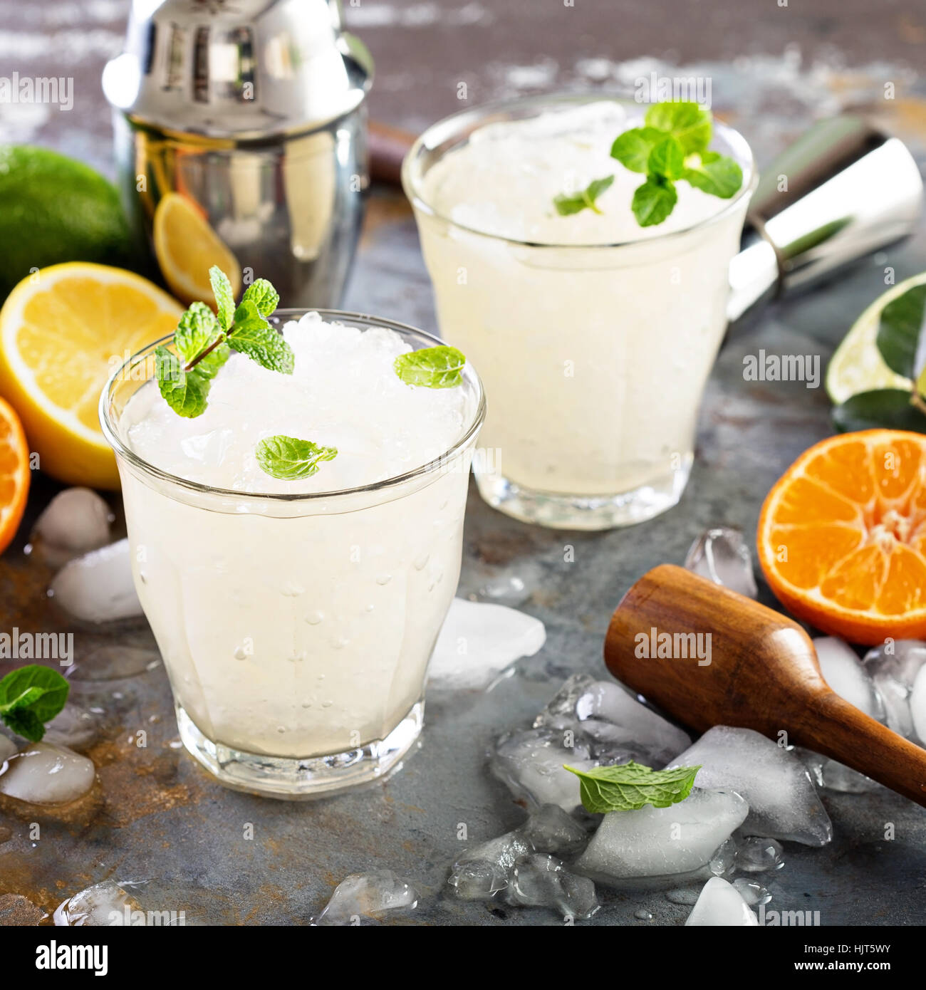 Cocktail d'été rafraîchissante avec de la glace concassée Banque D'Images