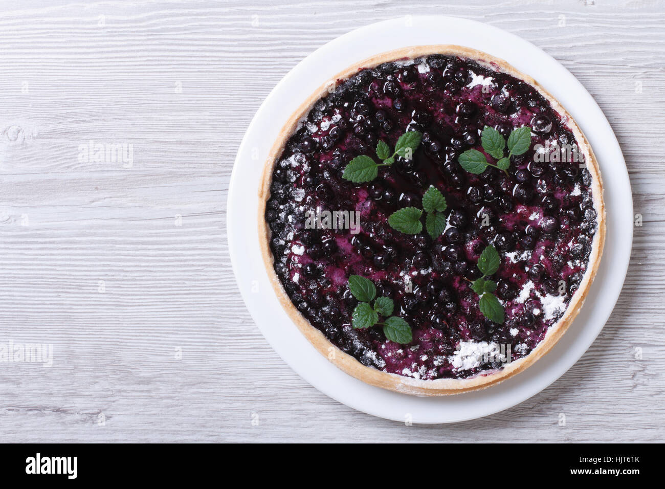 Tarte aux bleuets à la menthe sur fond de bois. Vue de dessus l'horizontale Banque D'Images