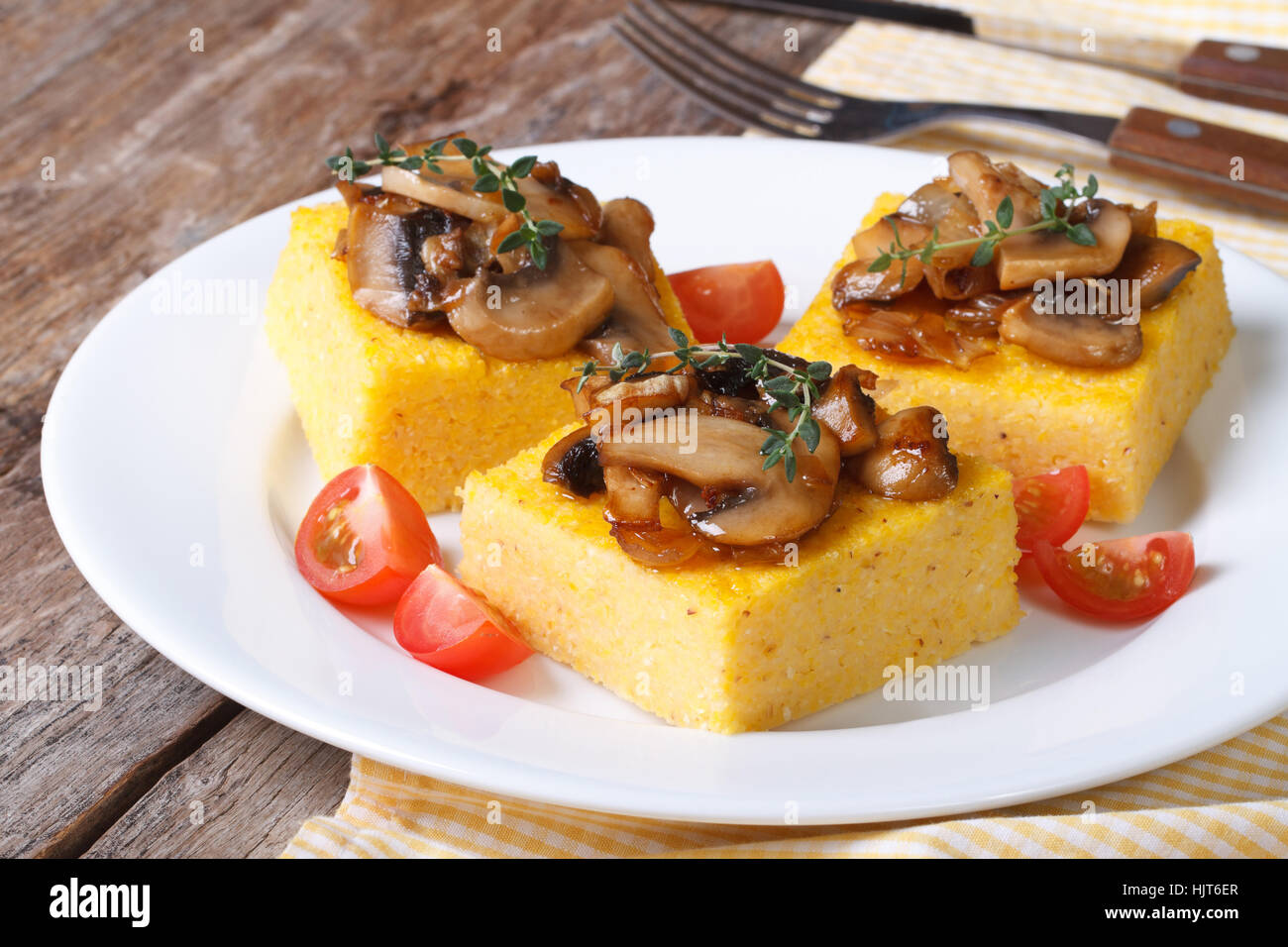 Polenta aux champignons, tomates et le thym sur la table horizontale gros plan. Banque D'Images