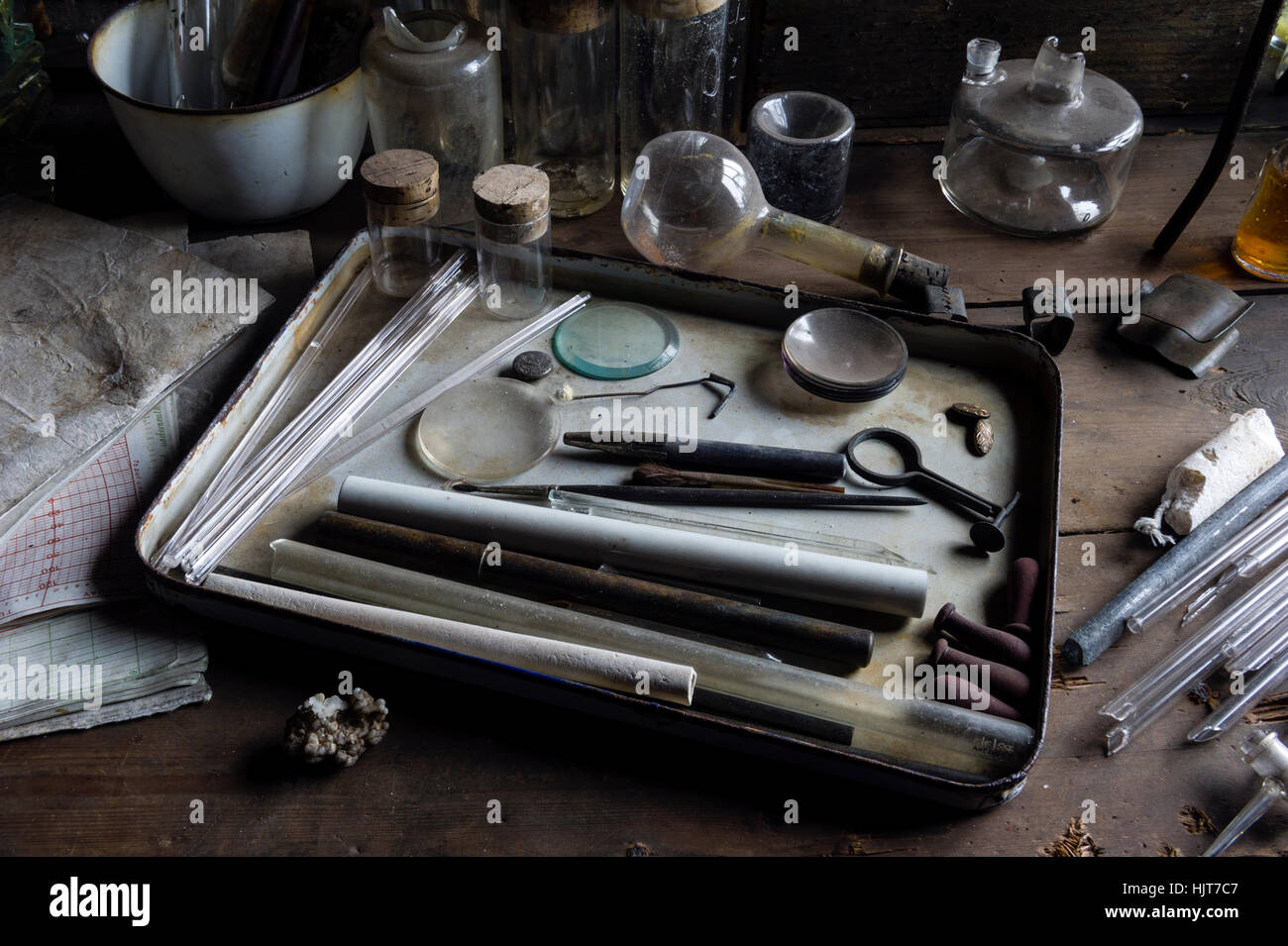 Pipettes en verre, des béchers et autres équipements d'expérience scientifique dans la cabane de l'explorateur Robert Falcon Scott en Antarctique. Banque D'Images